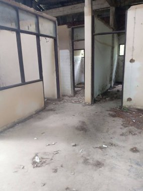 Penceresi ve geniş penceresi olan boş bir oda