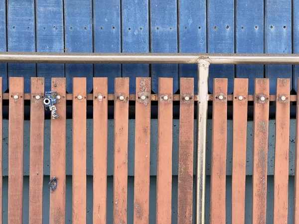 金属製のハンドルを持つ古い木製のフェンス — ストック写真