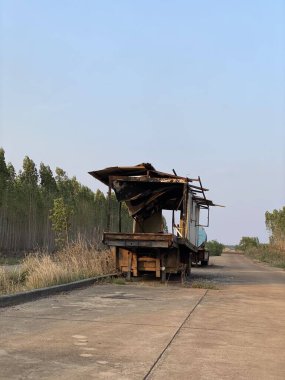 Tayland 'daki tarlada eski paslı metal kamyonet.