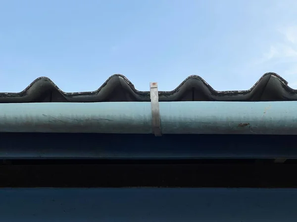 Dak Van Een Huis Met Een Blauwe Lucht — Stockfoto