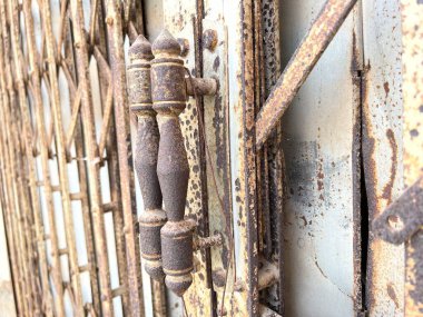 Eski paslı metal çitle zincirli