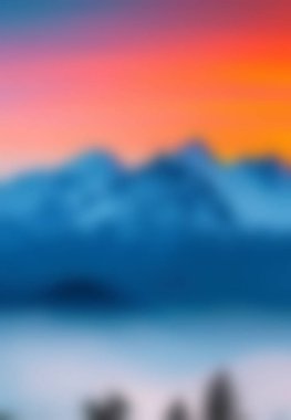 Arkaplanda dağların bulanık görünümü