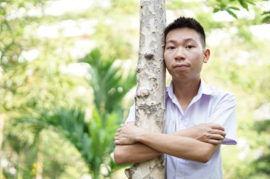 Parktaki genç bir adamın portresi.