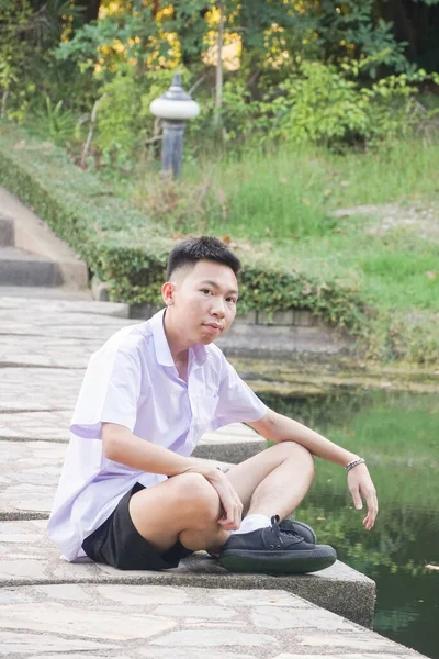 Fiatal Ázsiai Férfi Padon Parkban — Stock Fotó