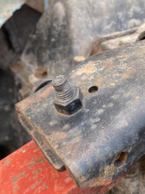 Evin arka planında paslı metal bir boru var.