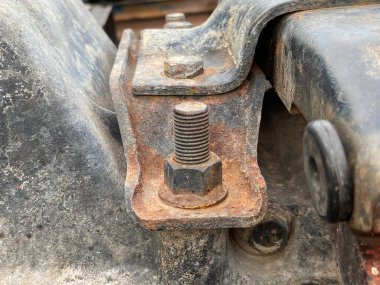 Eski paslı araba motoru
