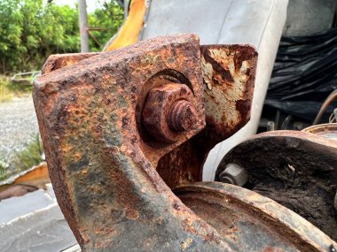 Terk edilmiş makinenin paslı metal tekerleği.