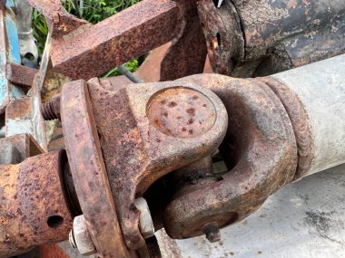 Terk edilmiş makinenin paslı metal tekerleği.