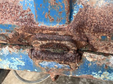 Çizik ve çatlaklarla eski paslı metal dokusu.