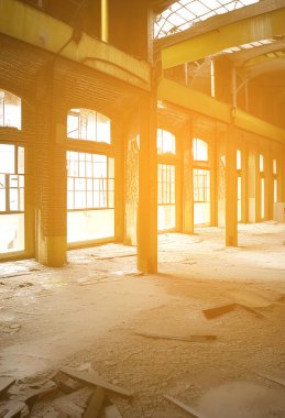 Büyük pencereli terk edilmiş boş bir oda