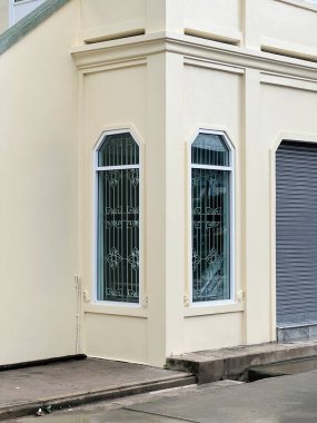 Pencereli eski ahşap kapı