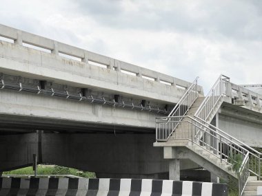 Şehirdeki beton yol köprüsü