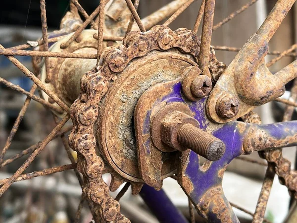 Vieja Cadena Metal Oxidado Con Una Cuerda —  Fotos de Stock