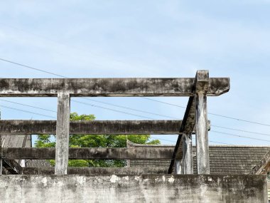 Şehirdeki eski beton bina.