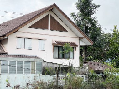 Yeşil çimen ve mavi gökyüzü olan modern bir ev.