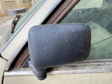 Kapüşonlu eski arabayı kapat.