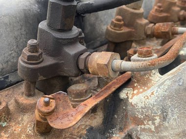 Makinenin tamiri için eski paslı metal boru