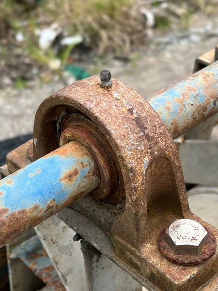 Viejo Tubo Metal Oxidado Con Una Cadena — Foto de Stock