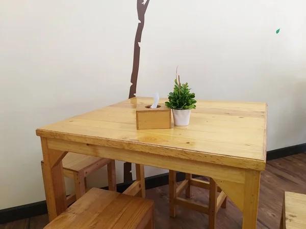 有椅子和植物的木制桌子 — 图库照片
