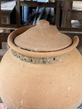 Beyaz arkaplanda kil çömlek