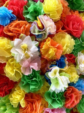 Ardarda renkli çiçekler