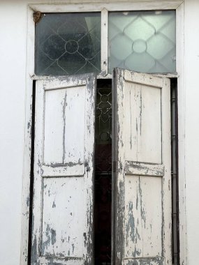 Beton duvardaki eski ahşap kapı.