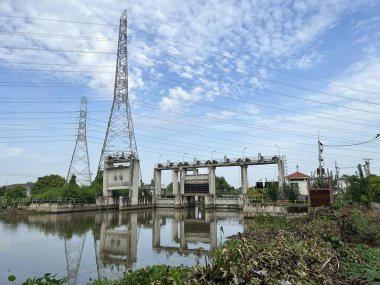 Sabahleyin nehir manzarası.