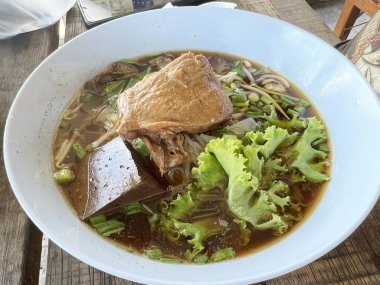 Erişteli tavuk çorbası.