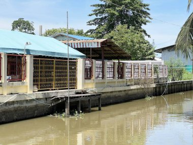 Chachoengsao Tayland 'ın eski kasabasındaki nehir manzarası