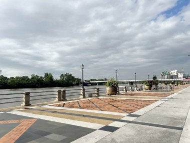 Chachoengsao Tayland 'daki Bangprakong nehrinin kıyısında.