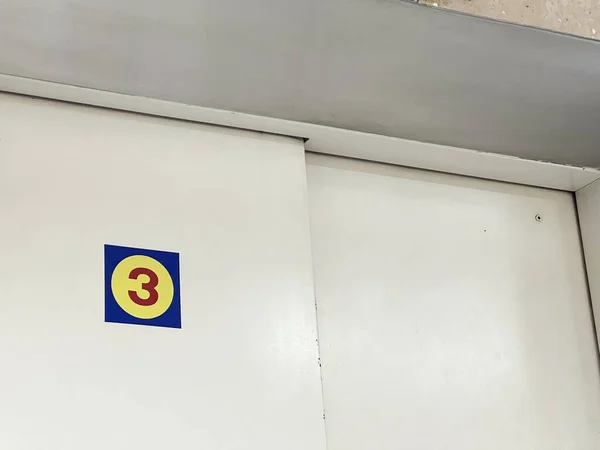 Zahl Auf Aufzug Gebäude — Stockfoto