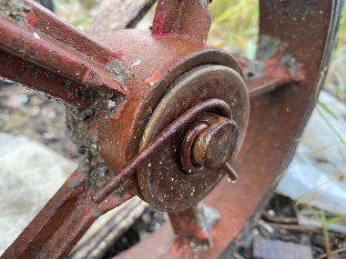 Kırmızı saplı eski paslı metal boru.