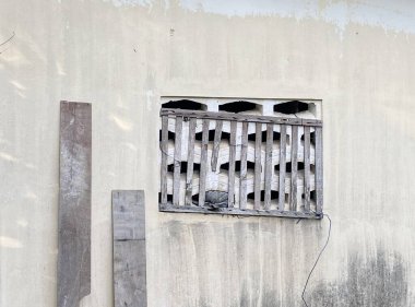 Pencereli eski tuğla duvar