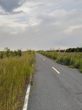 Chachoengsao Tayland 'daki dağlarda yol