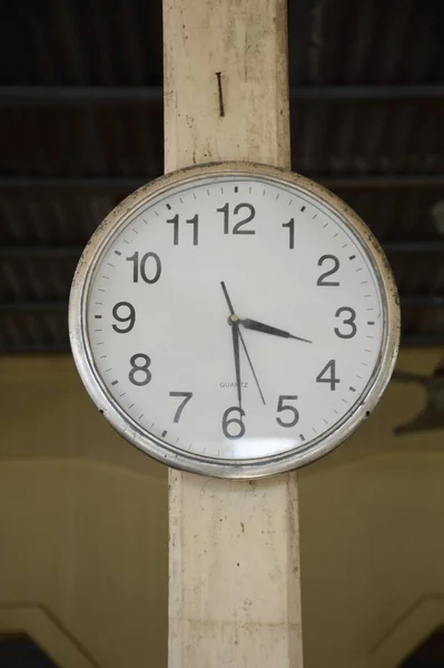 Primer Plano Reloj Poste Madera — Foto de Stock