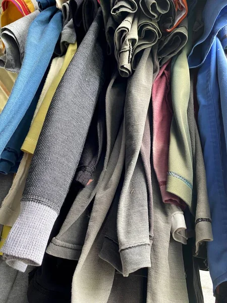 Kolorowe Ubrania Wieszakach Sklepie — Zdjęcie stockowe