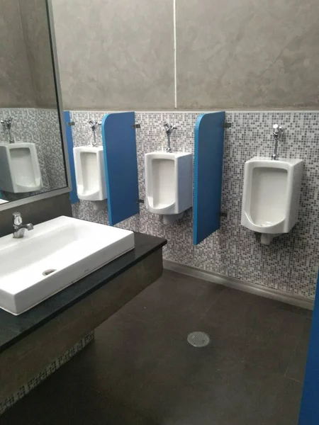 Interior Banheiro Moderno Com Água Branca Azul — Fotografia de Stock