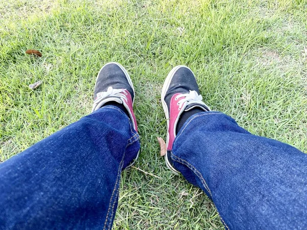 一个人的脚踩在草地上 — 图库照片