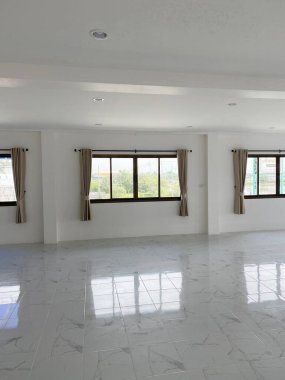 Modern bir binanın içinde.