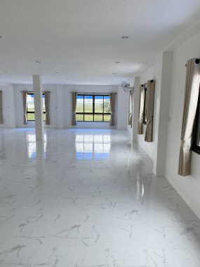 Modern bir binanın içinde.