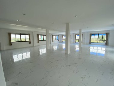 Modern bir apartmanın içinde.