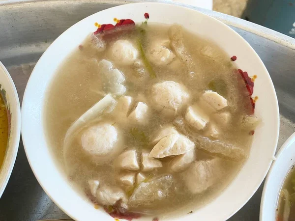 中国清汤煮的内脏和蔬菜 — 图库照片