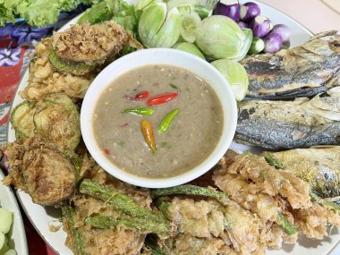 Chili Yapıştır ve yumurta ile kızarmış uskumru, sebze Tayland gıda