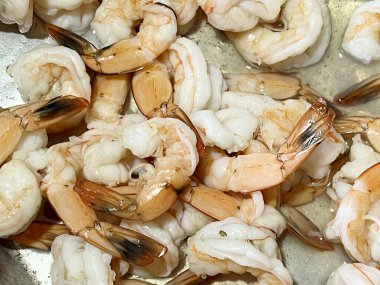 Yemek pişirmek için kaynatılmış karides.