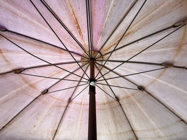Regenschirm Auf Dem Dach — Stockfoto