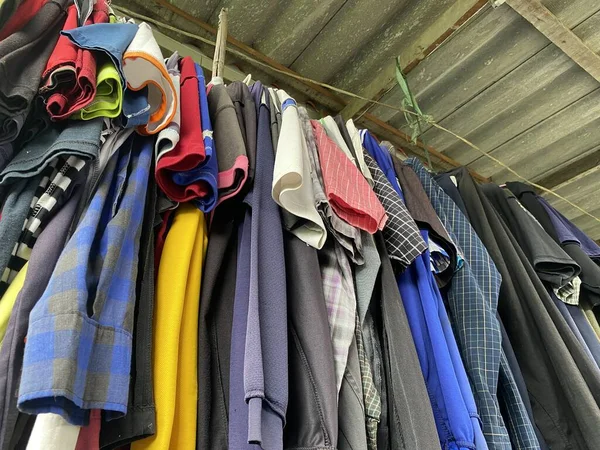 Kolorowe Ubrania Wiszące Wieszaku Sprzedaż — Zdjęcie stockowe
