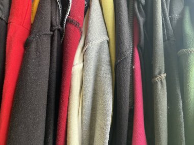 Farklı elbise askıları dükkanda