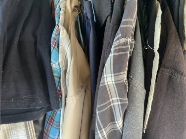 farklı renklerde kıyafet mağazası