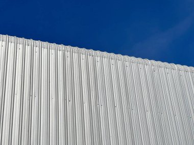 Mavi gökyüzü arkaplanı olan bir binanın beyaz çatısı