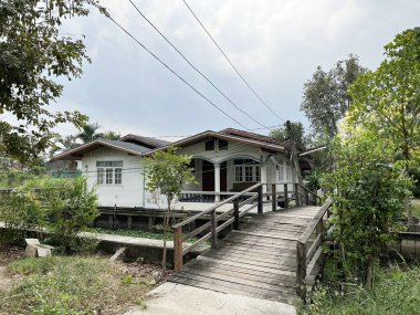 Ormandaki eski ahşap ev